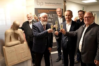 Plauener Ehrenbürger Rolf Magerkord begeht seinen 90. Geburtstag - Rolf Magerkord (2. von links) wird 90. Im Vorjahr stieß er mit Eberhard Eisel, Frank Schubert, Marko Mühlbauer, Carsten Bauer und Karsten Kroll auf den neuen Standort der von ihm geschaffenen Skulptur „Der Architekt“ bei der Bauplanung Plauen an.