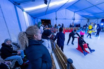 Plauener Eisbahnsaison beendet: Wie geht es nun weiter? - Die überdachte Eisbahn auf dem Topfmarkt war ein Besuchermagnet.