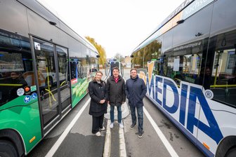 Plauener Elektro-Bus wirbt künftig auch für die Vogtlandbahn - Katerina Hagen (Vogtlandbahn), Tram-Chef Karsten Treiber (M.), Thomas Schreyer (Admedia).