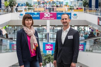 Plauener Elster-Park: Vogtlands zweigrößtes Einkaufszentrum wird 30 Jahre alt - 30 Jahre Elster-Park in Plauen: Centermanagerin Anja Chemnitzer und Henning Hedemann vom Immobilienmanagement der Greenman-Gruppe feierten am Freitag mit Vertreten aus Wirtschaft und Kommunalpolitik.