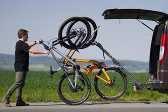 Plauener erfinden den Fahrradträger für das Auto neu - Tim Mockert befestigt die Fahrräder in der Halterung. Diese ist für Mountainbikes, Gravelbikes, Enduro-Bikes und auch Rennräder geeignet – auch E-Bikes sind kein Problem.