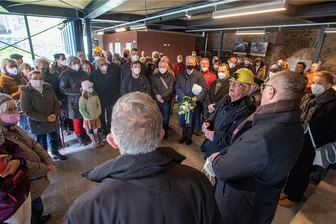 Plauener erinnern an Zerstörung vor 77 Jahren: Neuer Gedenkort mahnt zur Versöhnung - Als Vorsitzender des Vogtländischen Bergknappenvereins eröffnete Gert Müller die Gedenkveranstaltung im Luftschutzmuseum Meyerhof. Es war die erste offizielle Veranstaltung in der neuen Empfangshalle. 