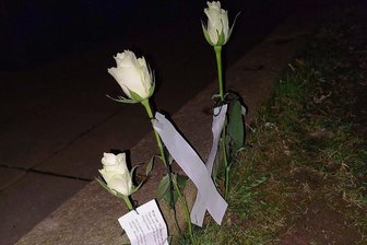 Plauener erinnert mit weißen Rosen an die Ermordung der Geschwister Scholl - Mit weißen Rosen und Handzetteln wird derzeit an verschiedenen Stellen im Plauener Stadtgebiet an das Schicksal deportierter Plauener Juden und die Ermordung der Geschwister Scholl vor 79 Jahren erinnert.