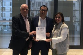 „Plauener Erklärung“ zum Bahnstreckenausbau in Berlin übergeben - Die Bundestagsabgeordneten Yvonne Magwas (CDU/r.) und Detlef Müller (SPD) bei der Übergabe in Berlin.