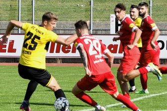 Plauener erzwingen drei Punkte - Halberstadts Torschütze Nick Poser (rechts) kommt hier nicht am Plauener Tom Fischer vorbei.
