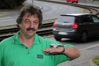 Plauener Fahrlehrer will Notärzte von Zwangspfeil-Runde befreien - Michael Marscheider an der Ausfahrt: Wollen Notärzte in die Richtung Innenstadt wie das kleine Modellauto zeigt, biegen sie erst rechts ab, fahren den Berg hoch, wenden und fahren dann auf der anderen Fahrbahn wieder abwärts. Der Fahrlehrer will Platten in die Straßenbahnschienen legen, um ihnen die Schleife zu ersparen.