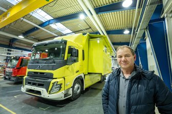 Plauener Fahrzeughersteller liefert jetzt auch nach Saudi-Arabien - Produktionsleiter Mario Scheffel vor einem Einsatzleitwagen, der nach Saudi-Arabien geliefert wird.