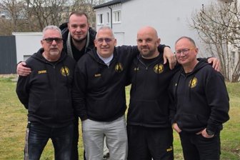 Plauener Fanclub im Fußballfieber: „Wir haben alle die gleiche Macke: den BVB“ - BVB-Fans durch und durch: Uwe Apel, Alex Feitisch, Mirvet Rustemi, René Witt und Uwe Kesselboth (von links).