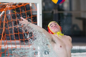 Plauener Fans treiben ihr Team nach vorn - Den Ball fest im Visier hat der Plauener Torhüter Julian Ebert. Am Sonntag gegen den ASC Brandenburg brauchten er und sein Team erstmals in dieser Saison eine starke zweite Hälfte, um aus einem Rückstand noch den elften Sieg im elften Spiel zu machen.