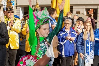 Plauener Faschingsauftakt geht wegen Corona im Schnelltempo über die Bühne - Funkenmarie Anne nutzte den Faschingsauftakt am Freitag für einen kleinen Auftritt auf dem Altmarkt.