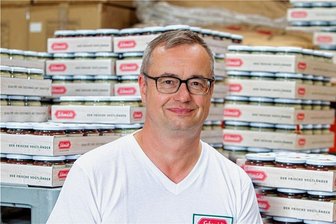Plauener Feinkostfirma Schmidt feiert Richtfest - Geschäftsführer Ralph Schmidt freut sich, dass der neue Anbau vorankommt.