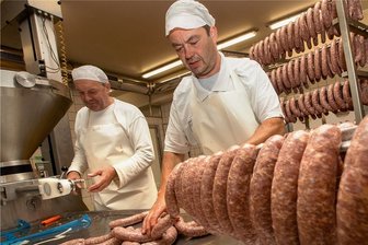 Plauener Feinkostkönig produziert sechs Tonnen Fleischsalat pro Woche - Bei Schmidt-Feinkost legt man Wert darauf, möglichst viel selbst herzustellen: Mitarbeiter Uwe Zwintzscher (links) und Geschäftsführer Stephan Schmidt bei der Wurstproduktion. 