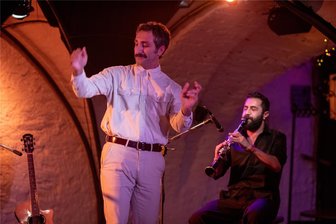 Plauener Folkherbst mit kurdischem Tanz - Sänger Ali Dogan Gönültas (links) beim Tanzen des Govends - so heißt der traditionelle Folkloretanz Kurdistans und ist ein tragendes Element der kurdischen Kultur.