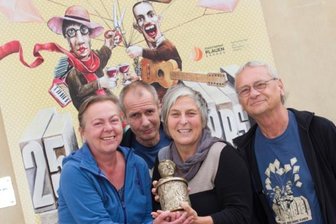 Plauener Folkherbst-Preis 2016 geht an zwei Musikgruppen - Den Eversteiner in den Händen: Ute Gotter, Andreas Rossner, Ines Männel und Uli Wolff (von links) managen den Folkherbst im Jubiläumsjahr.