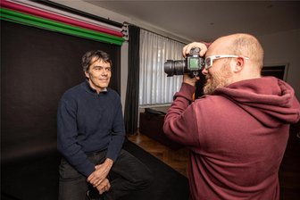 Plauener Fotograf startet Imagekampagne für seine Heimatstadt - Einer, der bei der Plakataktion mitmacht, ist Tommy Ziegenhagen (links) vom Malzhaus-Verein. „Wir sind als Malzhaus in der Stadt fest verankert und können uns mit der Aktion identifizieren“, sagt er, als er von Kenny Pool fotografiert wird.