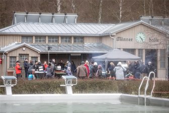 Plauener Freibad Haselbrunn sucht Spender für Sitzbänke und Wege - Am Sonntag trafen sich viel Badfreunde zum traditionellen Wintergrillen im Freibad Haselbrunn.