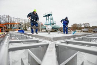 Plauener Freibad in Haselbrunn: Bis zum 100-Jährigen soll alles saniert sein - Die Sanierung der Kinder-, Plansch- und Nichtschwimmerbecken ist abgeschlossen. Mit Edelstahlreiniger werden die Becken abschließend behandelt. Unser Foto zeigt Olsson Leif (links) und Alexander Westermayer von der beauftragten Firma.