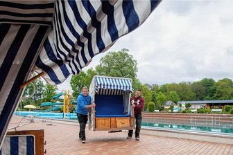 Plauener Freibad Preißelpöhl startet einen Tag früher in die neue Saison - Die letzten Vorbereitungen sind abgeschlossen, Patrick Wolff (links) und Paul Kunert, Fachangestellte für den Bäderbetrieb, haben auch schon die Strandkörbe aufgestellt.