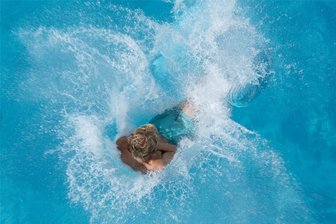 Plauener Freibadsaison 2024: „Kürzere Saison, mehr Besucher“ - Sprung vom 5-Meter-Turm: Auch in Plauen ist das möglich.