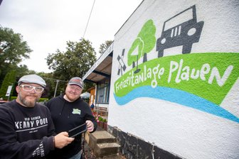 Plauener Freizeitanlage wird modernisiert: Was vom „alten Bahnhof“ der Parkeisenbahn bleibt - Fotograf Kenny Pool (links) und Marcel Kaiser, Betreiber der Freizeitanlage Plauen.