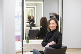 Plauener Friseurgeschäft kontra Barbershops: „Wir arbeiten noch mit Kamm und Schere“ - Stefanie Rothe ist Inhaberin des „Friseurstudio Plauen“. Das Geschäft ist von der Marktstraße ins Eckhaus Oberer Steinweg/Herrenstraße umgezogen.