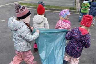 Plauener Frühjahrsputz startet am 1. April: Vielfältige Aktionen geplant - Schon die Kleinsten helfen beim Frühjahrsputz mit – wie im Vorjahr Kinder von der Awo-Kita Knirpsenburg.