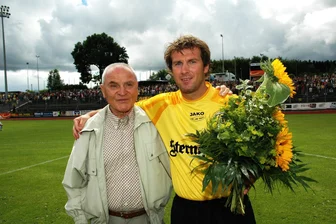 Plauener Fußball trauert um Meistertrainer - Walter Jacob (links) wurde nach seinem 75. Geburtstag von Regionalligakapitän Marco Hölzel als Altherren-Trainer des VFC verabschiedet.