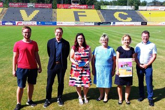 Plauener Fußballarena verwandelt sich in Vogtlands größten Marktplatz für Lehrstellen - Die Organisation der größten Ausbildungsmesse im Vogtland liegt in ihren Händen (von links): Louis Kehl (VFC Plauen), Tino Ulbricht und Sina Krieger (IHK Regionalkammer Plauen), Martina Kober (Jobcenter), Romy Rosenbaum (Agentur für Arbeit) und Michael Neudel (Jobcenter).