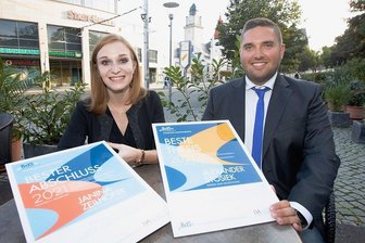 Plauener Gastronomie-Studenten erhalten bundesweit erstes Burger-Diplom - Janina Zeilhofer und Alexander Stosiek schlossen als erster Jahrgang das Studienfach Systemgastronomie mit Bravour ab.