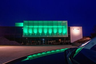 Plauener Gebäude werden für kranke Kinder farbig beleuchtet - Die Festhalle in Plauen soll am Montag, 10. Februar wieder in grünes Licht getaucht sein.