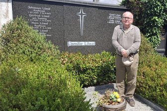 Plauener gedenken Hans Löwels zum 105. Geburtstag - Lutz Kowalzick am Grab von Hans und Edith Löwel in Bamberg.