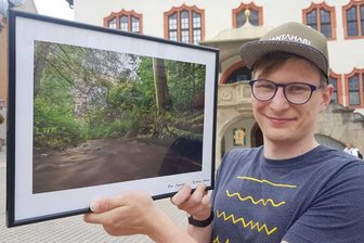Plauener gewinnt "Lieblingsplatz"-Wettbewerb 2020 - Tobias Höra aus Plauen hat den Fotowettbewerb "Lieblingsplätze" gewonnen. Sein Bild vom Syratal bekam 590 der insgesamt über 1400 abgegebenen Stimmen. Damit reiht sich das Syratal neben dem Stadtpark und den Weberhäusern in die Lieblingsplätze der Plauener ein. 