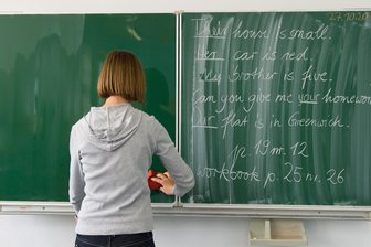 Plauener gewinnt sächsische Fremdsprachen-Olympiade - Englisch-Unterricht an einer Schule. Ein Plauener Neuntklässler räumte jetzt bei der sächsischen Fremdsprachen-Olympiade ab.