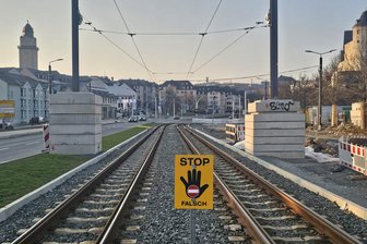 Plauener „Gleisbett-Challenge“ geht in eine neue Runde: VW muss geborgen werden - Immer wieder landen Autos in Plauen im Gleisbett. An wenigen Stellen – im Bild der Bereich Syrastraße – warnen spezielle Schilder.