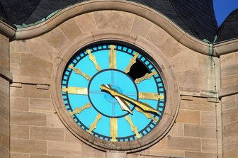 Plauener grübeln: Wie kommt das Loch in die Rathausuhr? - Wer auf die Uhr des Plauener Rathausturms schaut, dem fällt seit geraumer Zeit ein großes Loch darin auf. Zwischen der ersten und der zweiten Stunde ist ein dunkles Nichts zu erkennen.