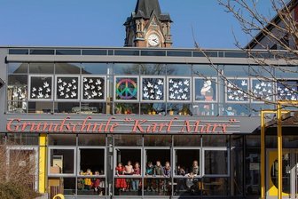 Plauener Grundschüler setzen Zeichen für den Frieden - Die Plauener Karl-Marx-Grundschule setzt sichtbar ein Zeichen für den Frieden.