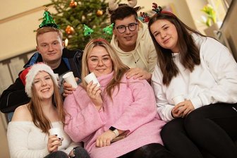 Plauener Gymnasiasten verabschieden sich mit einem Glühwein in die Weihnachtsferien - Weihnachtlich verabschieden sich die Schüler des Plauener Lessinggymnasiums in die Weihnachtsferien.