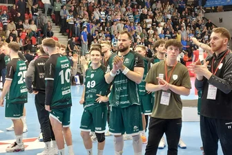 Plauener Handballer verpasst in der Schweiz den ganz großen Coup - Benjamin Meschke (Dritter von rechts) und seine Kameraden bedanken sich nach dem Schweizer Pokalfinale in Bern bei den Fans von Wacker Thun.