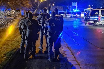 Plauener Hausärztin kritisiert Proteste gegen die Corona-Politik - Ein Großaufgebot der Polizei hat am Sonntagabend einen größeren Aufzug durch Plauen verhindert. 