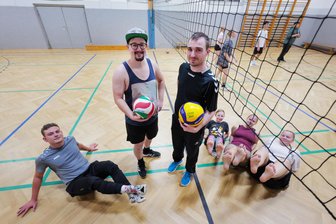Plauener Hobby-Volleyballer des Jugendzentrums Boxenstop suchen dringend Hallenturnschuhe - Kinder und Jugendliche zeigen, was sie nötig haben: Hallenturnschuhe mit hellen Sohlen.
