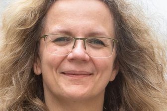 Plauener Hotelchefin über nächste Corona-Welle: "Egal, was kommt, wir lassen uns nicht unterkriegen" - Alexandra Glied führt seit 30 Jahren mit ihrer Familie das Hotel Alexandra an der Plauener Bahnhofstraße. So schwer wie bisher war es noch nie, sagt sie. Ihren Optimismus will sie trotzdem nicht verlieren. 