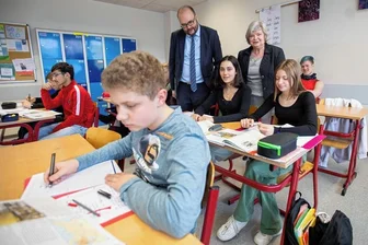 Plauener Hufeland-Schüler löchern sächsischen Kultusminister mit Fragen - Christian Piwarz - im Foto mit Schulleiterin Simone Heilmann - stellte sich Schülerfragen.