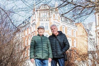 Plauener in Notlage trifft durch einen Zufall seinen Retter wieder - Ein Wiedersehen auf dem Schröderplatz: Horst Roth (links) und sein Retter Jürgen Fritzlar, den er durch einen Zufall wiedertraf. 