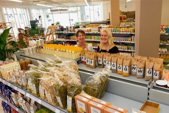 Plauener Innenstadt: So läuft's in den neuen Läden - Yvonne Dunger (links) und Miriam Talke haben im April einen Bioladen eröffnet.