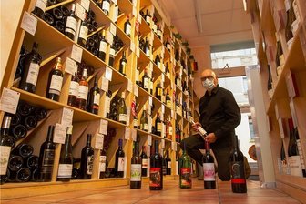 Plauener Innenstadt zeigt sich in der Coronapandemie bislang robust - Die Plauener City hat die Coronapandemie bisher recht gut überstanden, sagt Fritz Mandel vom Feinkostgeschäft Barrique. Dennoch musste auch er Umsatzeinbußen hinnehmen.