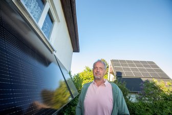 Plauener installiert Solaranlage - bekommt aber kein Geld für erzeugten Strom: „Ich ärgere mich massiv“ - Kai Aschenbrenner aus Jößnitz und seine Photovoltaikanlage: Seit einem Jahr speist das System Strom ins öffentliche Netz ein - eine Vergütung dafür habe er aber bis heute nicht erhalten, sagt er.