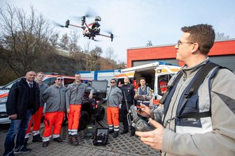 Plauener Johanniter erweitern im Vogtland Möglichkeiten im Katastropheneinsatz: Jetzt sucht ein surrendes High-Tech-Gerät nach Vermissten - Pilot Tim Meinel (rechts) demonstriert den Flug der neuen Einsatz-Drohne.