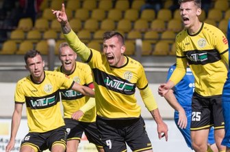Plauener Jubel verstummt vorerst - Grund zum Jubeln gab es in letzter Zeit bei den Plauener Fußballern häufig. Hier bejubelt Kamil Popowicz (Mitte) seinen Treffer im Heimspiel gegen den FC An der Fahner Höhe.