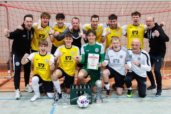 Plauener Juniorenteam sichert sich den Hallenpokal der Freien Presse - So sehen Sieger aus: Das A-Juniorenteam des VFC Plauen feierte nach einem 4:1-Finalsieg gegen den FC Werda den Triumph beim Hallenpokal der Freien Presse.