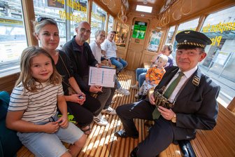 Plauener kämpfen für Erhalt ihrer Straßenbahn - Chef Karsten Treiber als Schaffner: Mit der Aktion wollen die Straßenbahner auf die prekäre Lage aufmerksam machen.